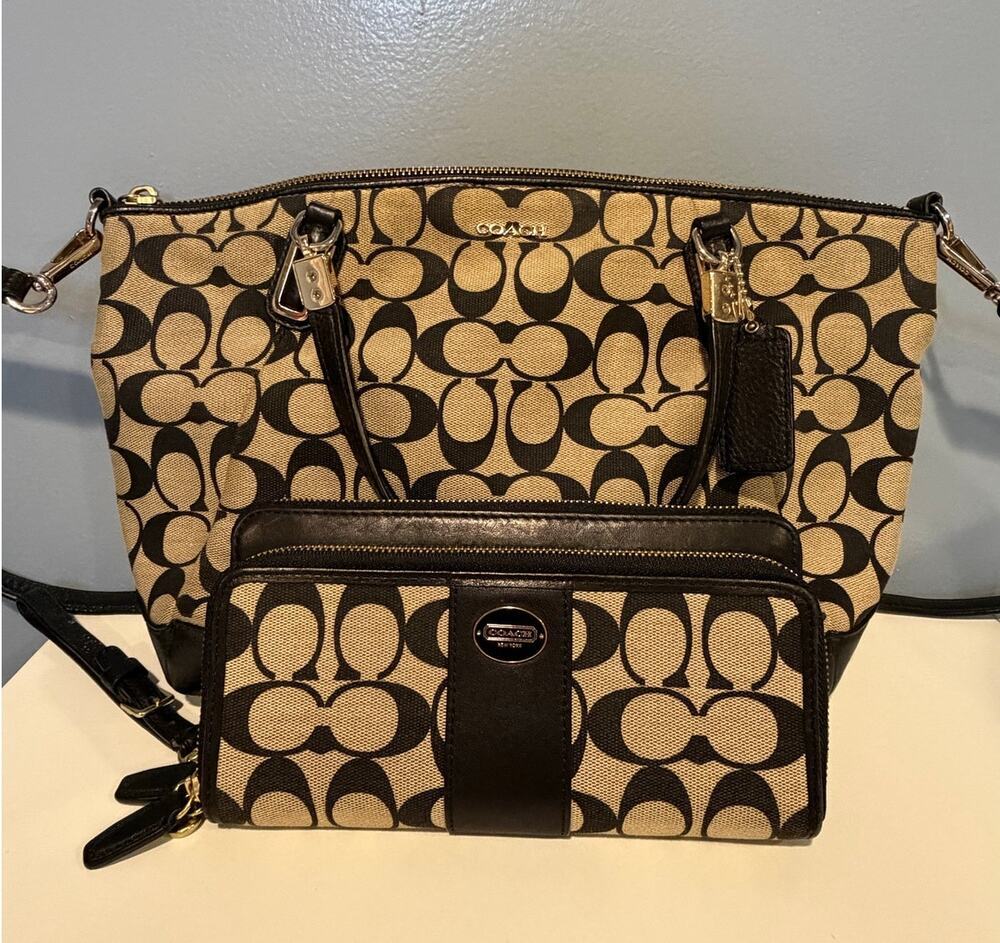 EUC Coach SIgnature Kelsey Satchel and Wallet